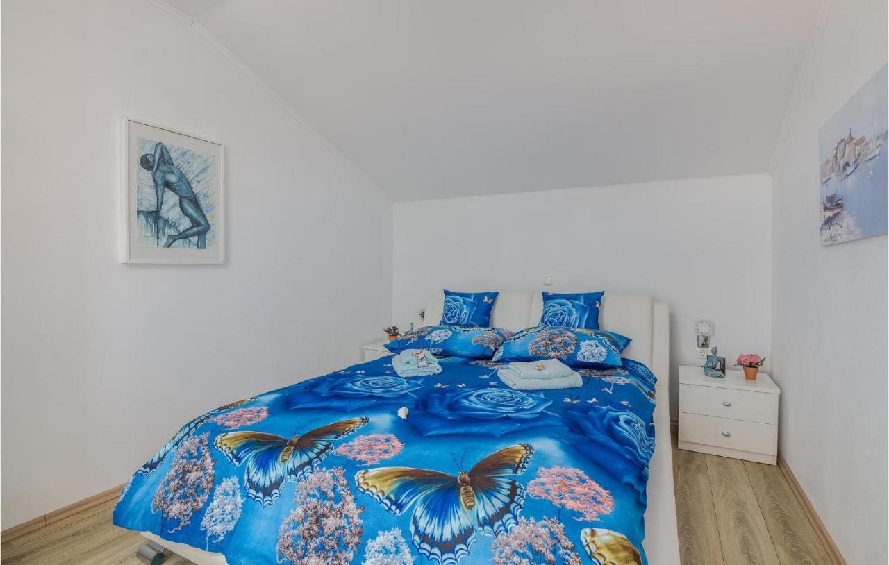 Nice Apartment In Stara Baska With Kitchen Exteriér fotografie
